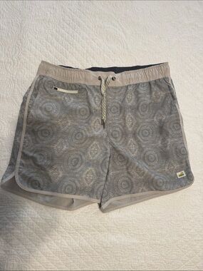 Vuori Banks Shorts Platinum Fresco Patterned Performance Shorts